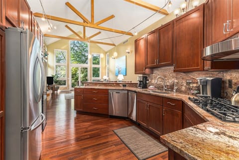 This is a beautiful fully equipped kitchen for you to enjoy