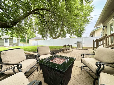Fully-Fenced Outdoor Space w/ Firepit, Grill and Grass Yard 5 Mins To Hershey!