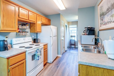 Kitchen | Cooking Basics | Coffee Maker | Paper Towels/Trash Bags Provided