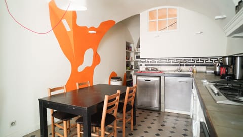 La cusine toute équipée de la Maison. Salle voutée 17ème siécle