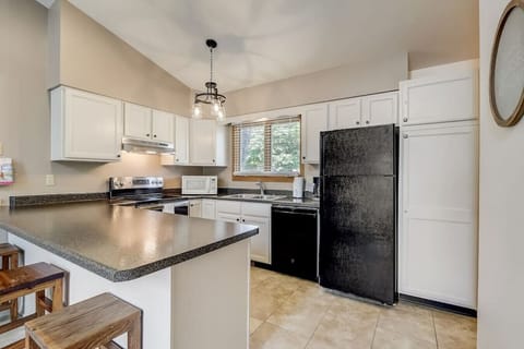 Kitchen w/ breakfast bar