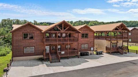 Cabin Fever Vacation Parking & Charcoal Grill