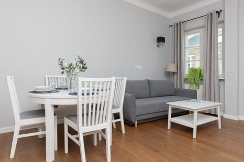 Stylish living room with coffe table. 