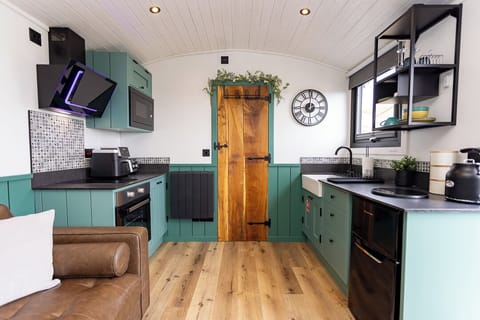 Willows Rest - 1 Bed Shepherd's Hut - Pentlepoir (25616)