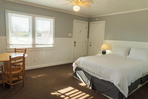 Queen Size Bed & Sitting Area
