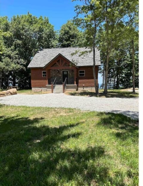 Cabin with parking and front yard