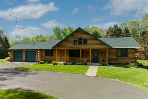 Wrap around driveway with plenty of parking