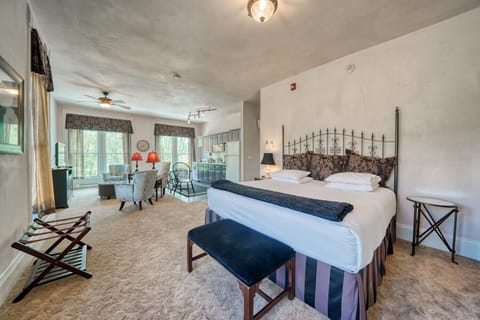 ~Prime location
~Overlooks Riverside Park
~A/C