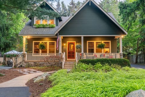 Your cheerful and cozy vacation home awaits!