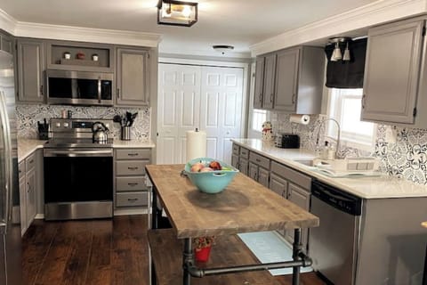 Large/spacious-island,kitchen full-size refrigerator,dishwasher,stove, & oven. 