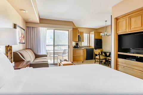 Unit with 1 Queen size bed. Exact unit will be assigned upon arrival. Views, colors and decor may vary.