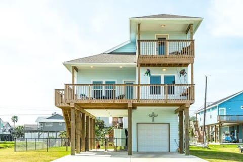 3 bedroom 2 bath  Pet Friendly home sleeps 8.