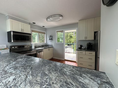 Enjoy entertaining in the full sized kitchen