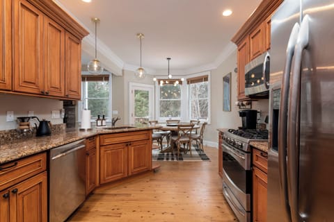 Fully equipped kitchen and dining room 
