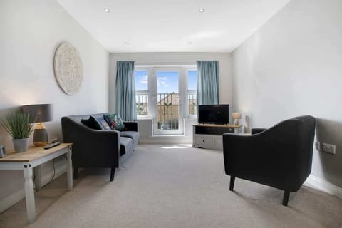 Spacious living room equipped with a SMART TV with Netflix, with ample seating and a stunning accent chair.