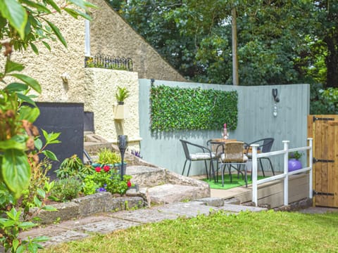 Sitting-out-area | Mutton Hill Cottage, Pembroke