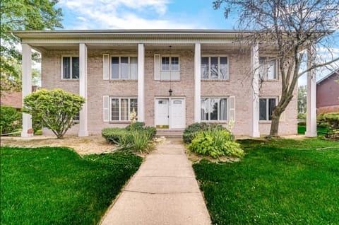 Front of appartment building. Unit is on the 1st floor. There are 4 apartments in total.