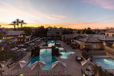 Wade into the shallow pool steps for easy, sunny lounging.