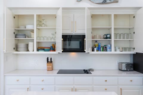 Tons of plate, cups, bowels, etc for your use.