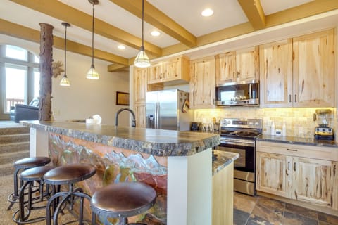 Kitchen | Lower Level | Coffee Maker | Toaster | Blender