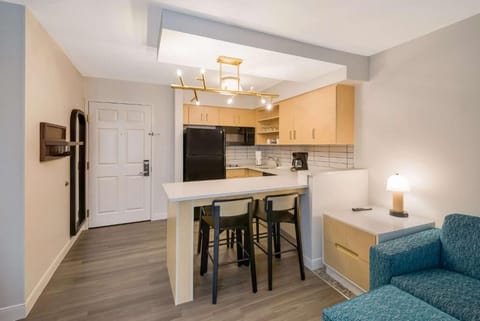Start mornings with coffee at the convenient kitchenette breakfast bar.