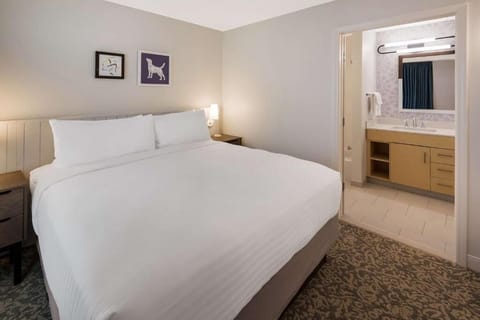 Unwind in crisp linens and drift off in comfort.