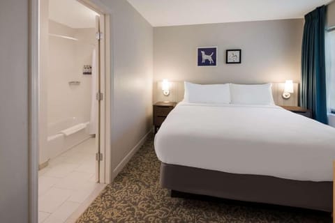 Drift off fast in a calm, perfectly made bed.