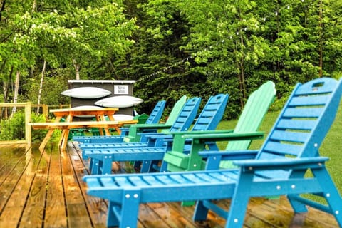 Bask in the sun on lakefront loungers, or embark on a kayaking adventure to discover the surrounding area!