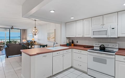 Kitchen & Dining Area