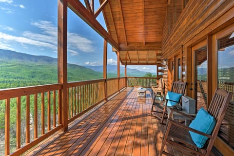 Main floor entrance deck with that incredible view
