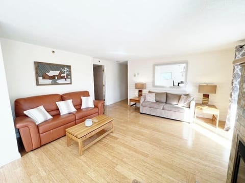Lovely two bedroom condo, central Stowe location. (1340)