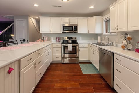 Spacious, fully equipped kitchen 