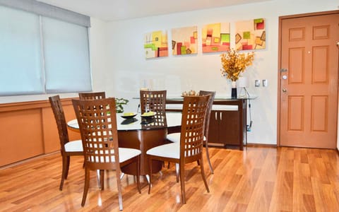 Entrance view with a dinning area for 6 people.