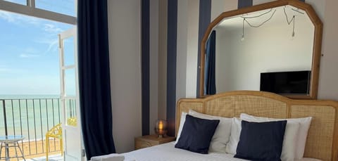 Master Bedroom - Beach Lookout - Broadstairs - Kent - @seastayuk