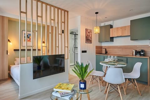 pièce à vivre avec canapé lit et cuisine américaine