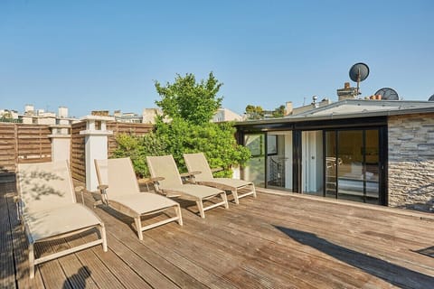 Superbe terrasse avec table pour manger et transat