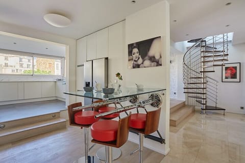 cuisine équipée avec coin repas