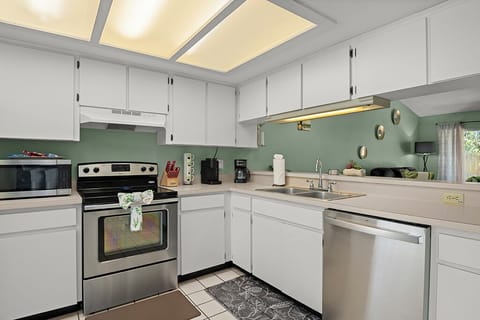 Airfyer/Microwave,  2 coffee machines, Heat and Eat or Cook from scratch