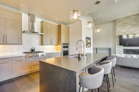 Kitchen | Cooking Basics | Coffee Maker | Paper Towels/Trash Bags Provided