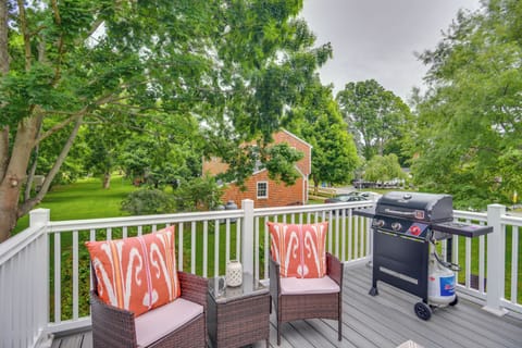 Deck | Gas Grill (Propane Provided)