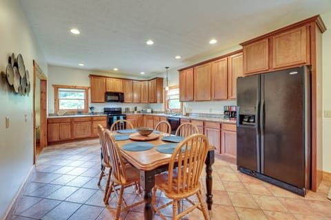 Kitchen | Cooking Basics | Coffee Maker | Paper Towels/Trash Bags Provided