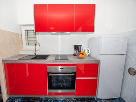 Furniture, Table, Building, Chair, Tableware, Cloud, Sky, Tablecloth, Outdoor Furniture, Shade