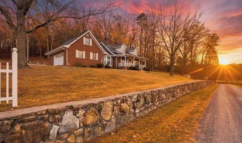 Explore 150+ luxury cabins, treehouses, and vacation rentals by Enjoy Unique Stays. Thoughtfully designed stays with hot tubs, scenic views, and prime locations for unforgettable getaways.
