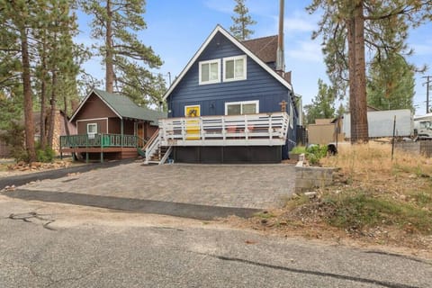 Light, bright & clean, this fully remodeled open-beamed lake-house is wonderfully set in the heart of Big Bear Lake.