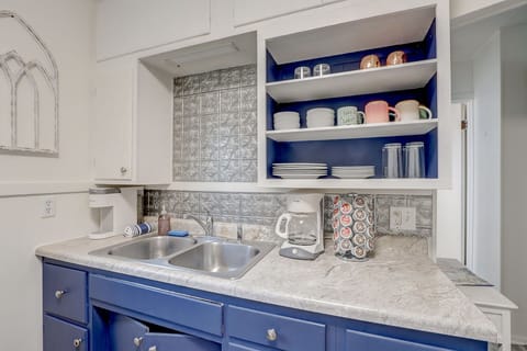 Fully stocked kitchen & Coffee bar with all the fixings!