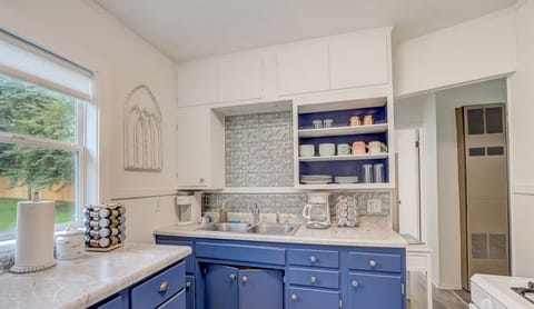 Cute and cozy kitchen!