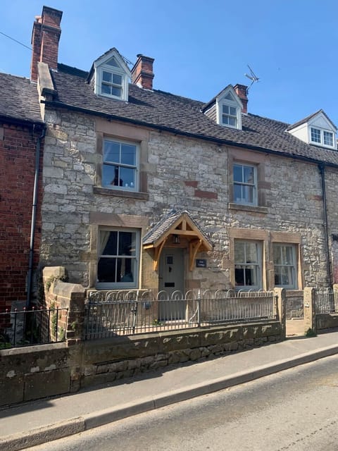 Fern Cottage - is a charming old stone cottage dating from 1880.