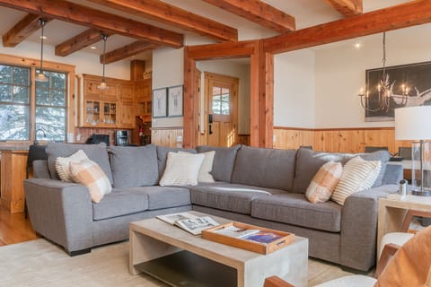 Living Area - Double Eagle B2 - Vivid Vacation Rentals Telluride - Living Area - Double Eagle B2 - Vivid Vacation Rentals Telluride