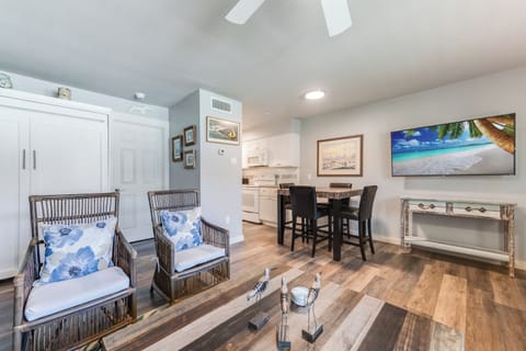 interior - Spacious and cozy living/dining area perfect for relaxation!