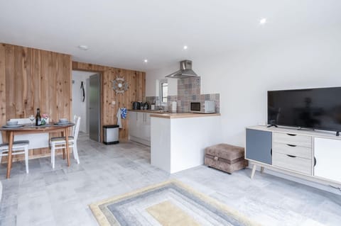 The Garden Lodge - 1 Bedroom Lodge - Tenby (16352)